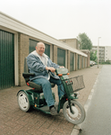 828360 Afbeelding van een scootmobiel met passagier bij de showroom van Harting-Bank BV (Schönberglaan 12-14) te Utrecht.